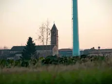 L’antenna per la telefonia installata a Pozzoveggiani e sullo sfondo lo storico Oratorio di San Michele