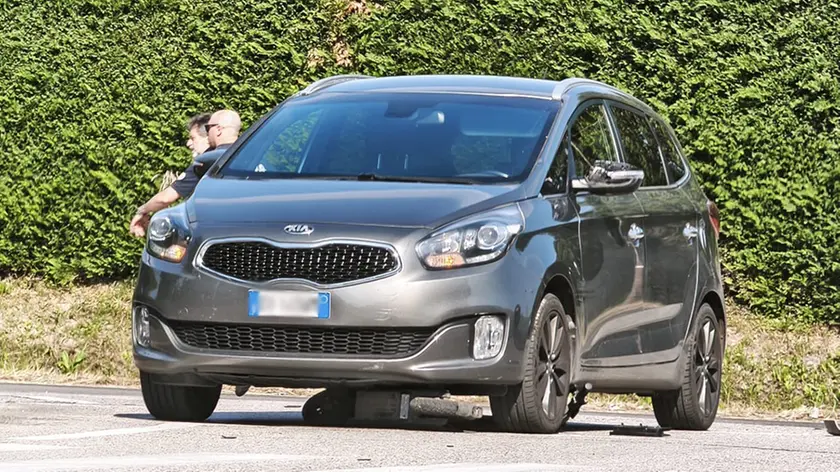 Il monopattino incastrato sotto l'auto (foto Piran)