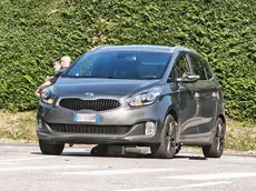 Il monopattino incastrato sotto l'auto (foto Piran)