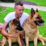 Andrea Naliato, 40 anni, con i suoi cani nel giardino di casa