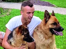 Andrea Naliato, 40 anni, con i suoi cani nel giardino di casa
