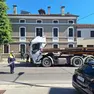 Il camion sfondato dal carico di blocchi di ferro