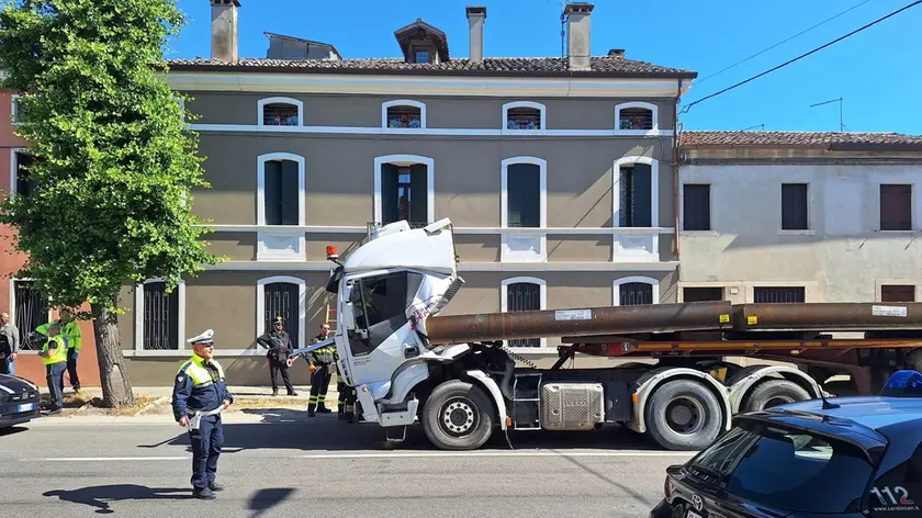Il camion sfondato dal carico di blocchi di ferro