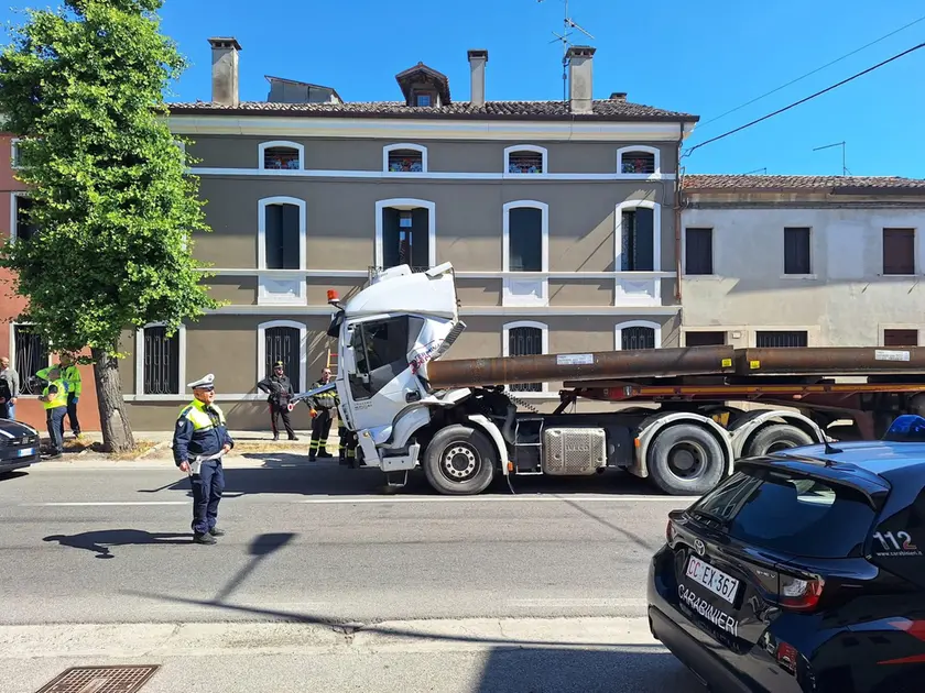 Il camion sfondato dal carico di blocchi di ferro