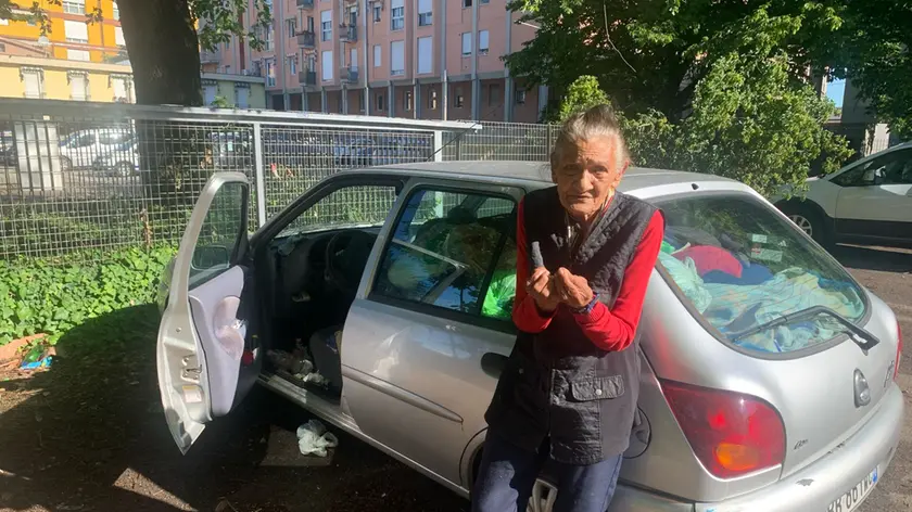 Laura Held, 86 anni, costretta a vivere in auto