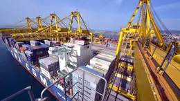 Una nave all’ormeggio al Molo VII a Trieste