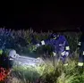L'auto è finita in un fosso e si è capovolta