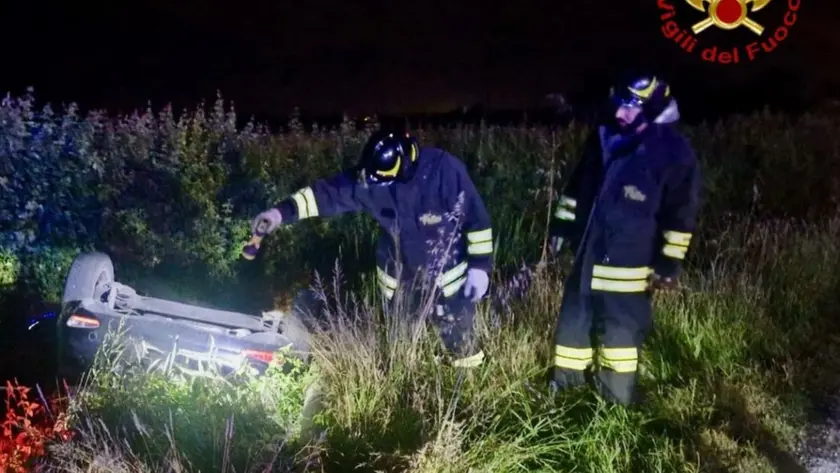 L'auto è finita in un fosso e si è capovolta