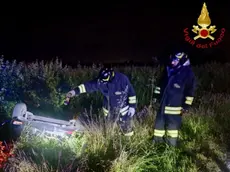 L'auto è finita in un fosso e si è capovolta