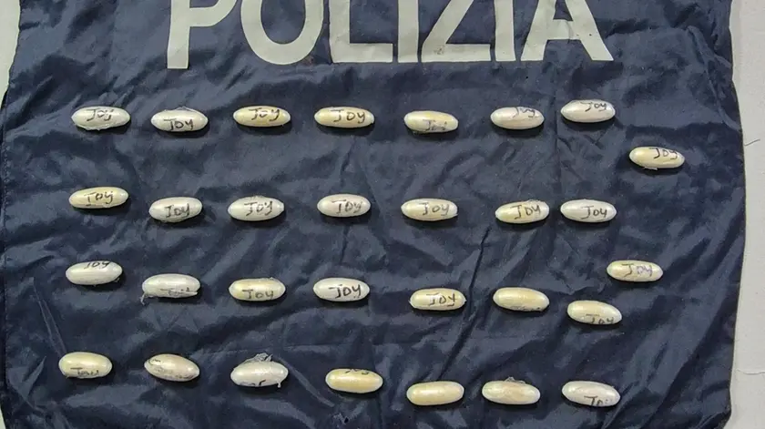 L'uomo aveva nascosto nelle fioriere 350 grammi di cocaina contenuti in trenta ovuli