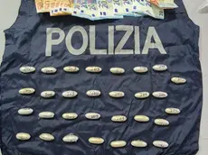 L'uomo aveva nascosto nelle fioriere 350 grammi di cocaina contenuti in trenta ovuli