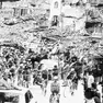 Una storica immagine del Giro d’Italia fra le macerie a Gemona nel 1977