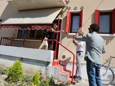 Gorghetto venerdì pomeriggio nella sua abitazione mentre inveisce contro i cronisti presenti