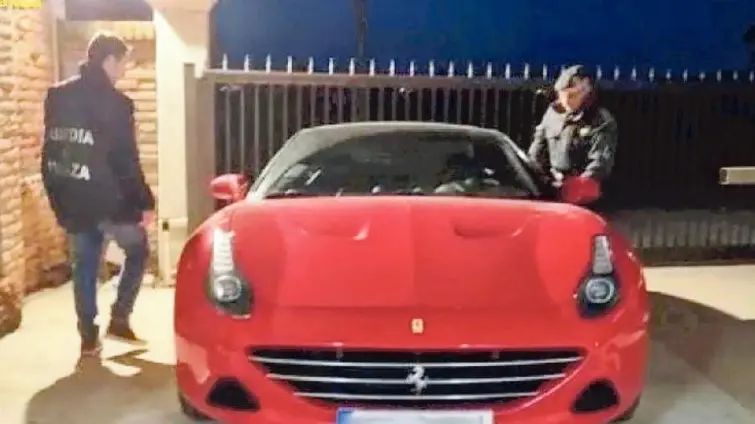 Una delle Ferrari sequestrate durante l'inchiesta