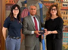 La consegna del riconoscimento alla dipendente della banca da parte del questore Odorisio