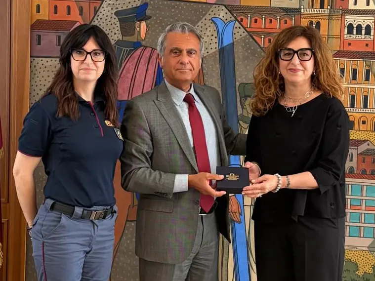 La consegna del riconoscimento alla dipendente della banca da parte del questore Odorisio