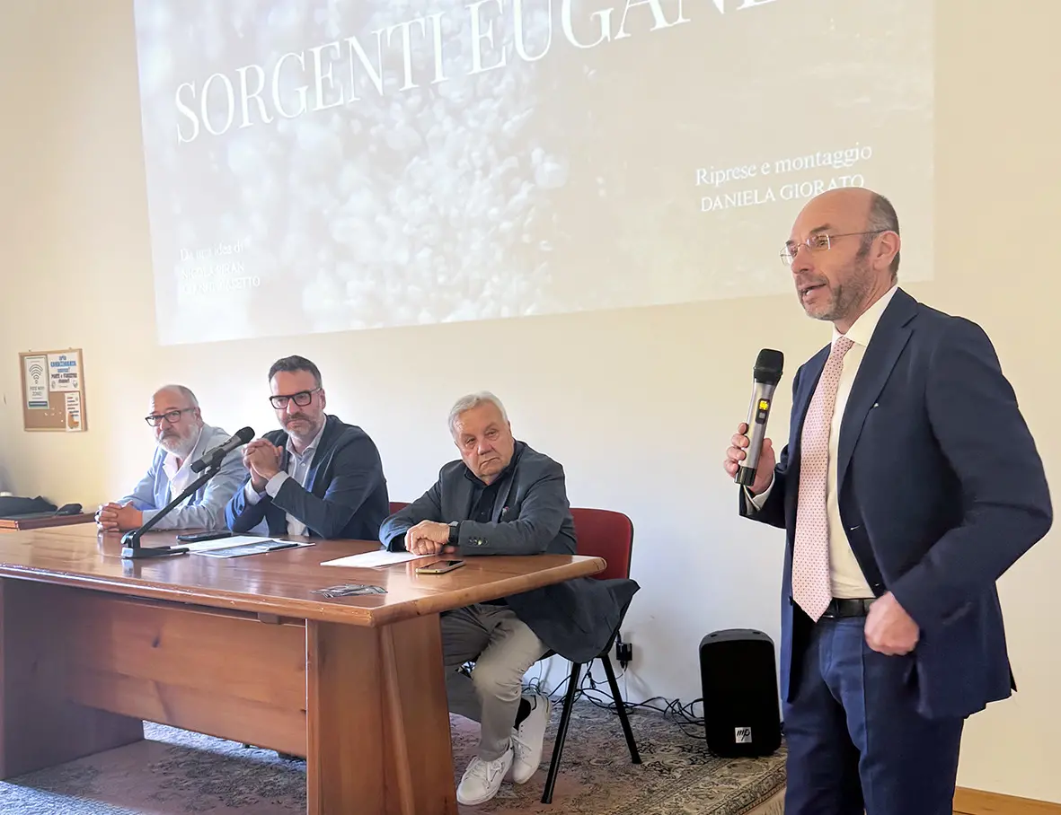 La presentazione del docufilm, gli autori ai due lati del tavolo dei relatori