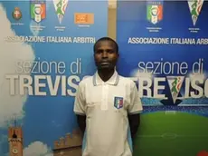 Il guardalinee Francis Kouassi Amon vittima degli insulti