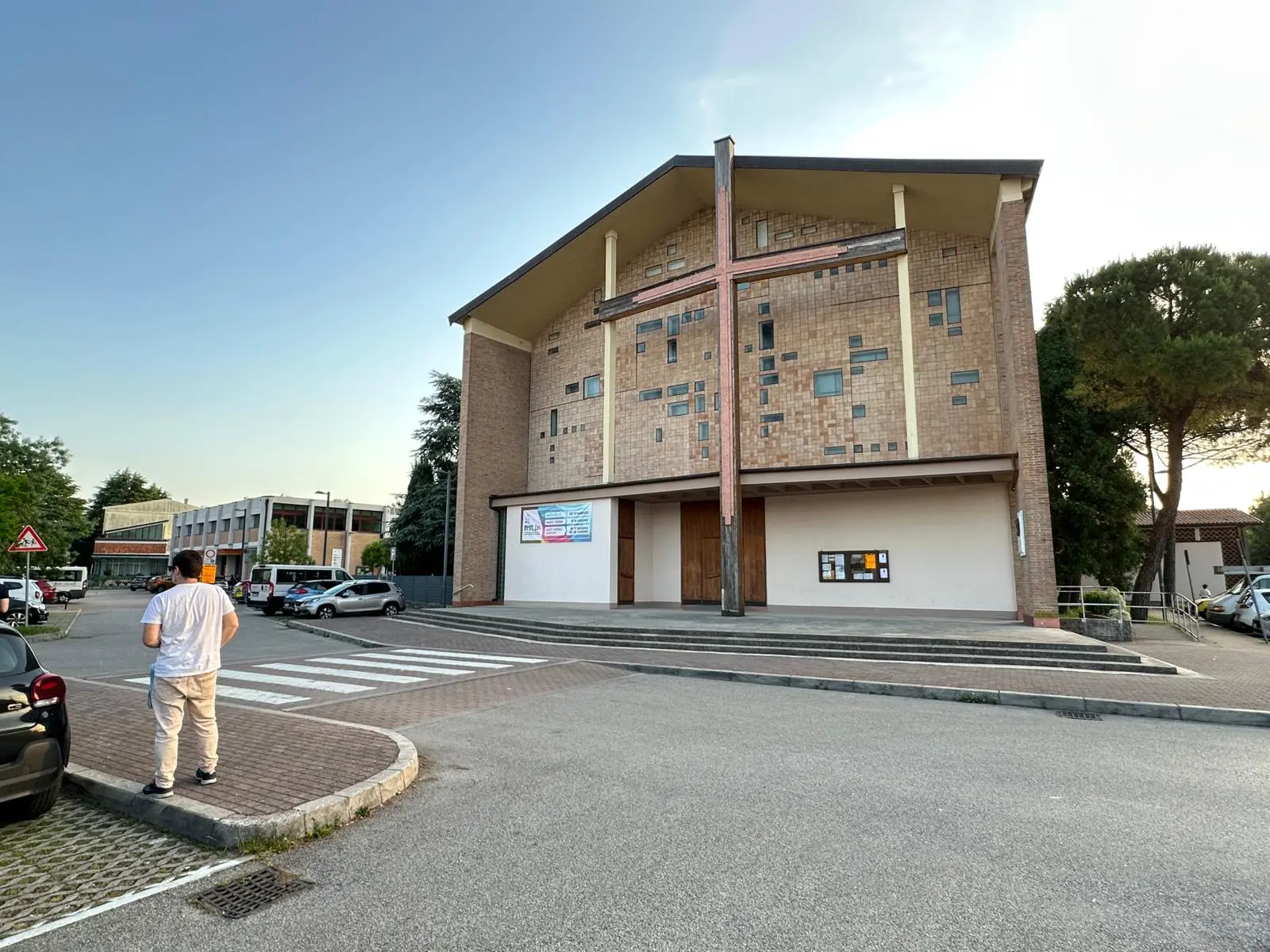 Il prete trova una pistola in chiesa, arrivano i carabinieri