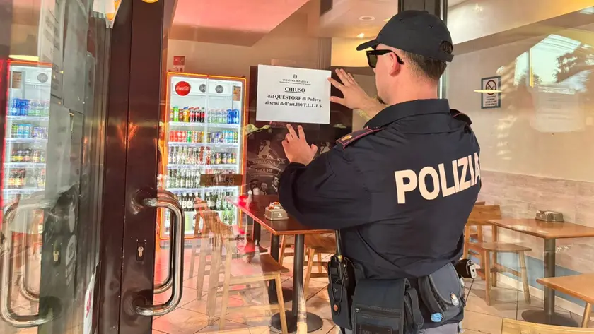 La chiusura dell'Happy Bar a Padova
