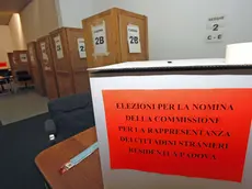 PADOVA - FIERA SALA CARRARESI PER VOTAZIONI EXTRACOMUNITARI 2011. URNE PER LE ELEZIONI DELLA COMMISSIONE PER LA RAPPRESENTANZA DEGLI STRANIERI