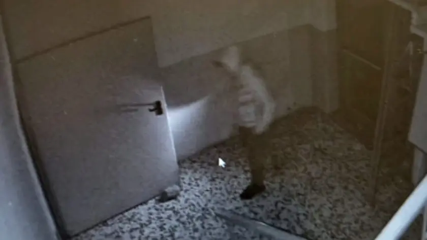 I frame del ladro durante il furto