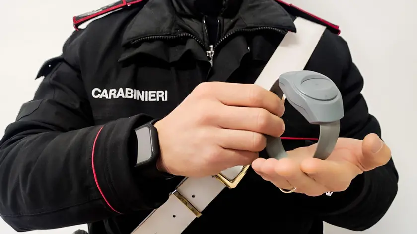Un braccialetto elettronico, controlla la posizione di chi lo indossa