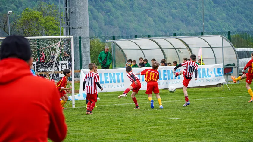 Alcuni baby calciatori durante una partita