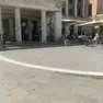Lo spazio davanti ai leoni liberato da tavolini e sedie
