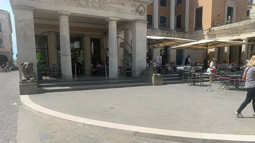 Lo spazio davanti ai leoni liberato da tavolini e sedie