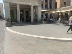 Lo spazio davanti ai leoni liberato da tavolini e sedie