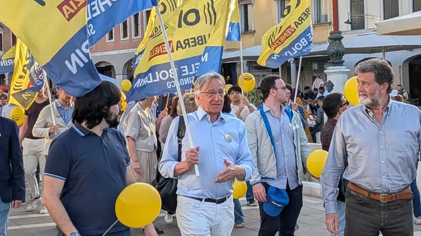 Michele Boldrin durante la campagna elettorale a Venezia