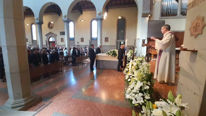 Chiesa gremita per il funerale di Gianluca Benedetti a Padova