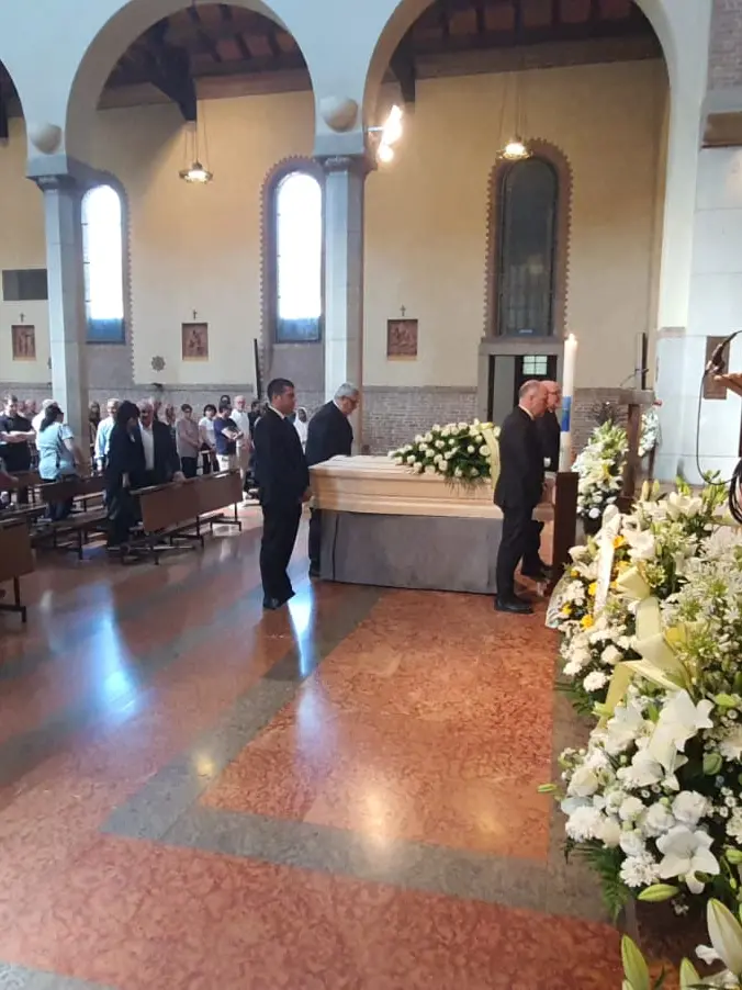 Chiesa gremita per il funerale di Gianluca Benedetti a Padova