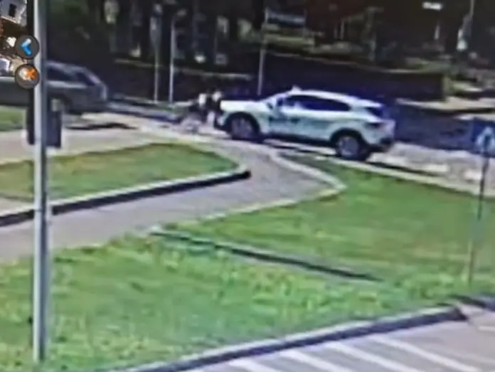 Il momento in cui il taxi investe il 75enne