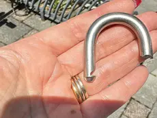 Un lucchetto tranciato in pieno giorno
