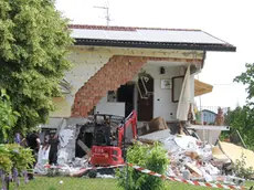 La casa sventrata dopo l'esplosione della bombola