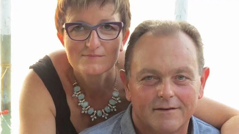 La vittima, Dario Vazzoler, in una foto con la moglie Marisa Prior