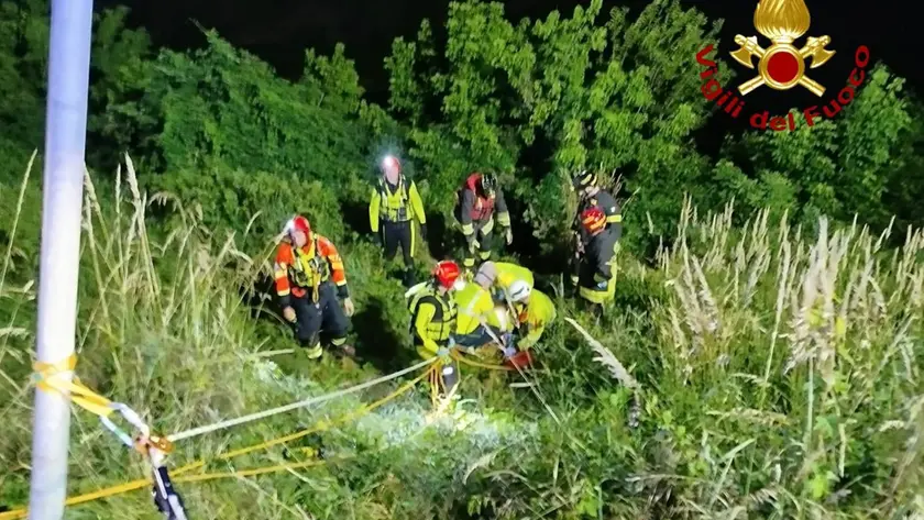 Il motociclista è stato salvato dai vigili del fuoco