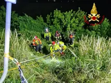 Il motociclista è stato salvato dai vigili del fuoco