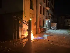 Le fiamme davanti all'abitazione a Enego