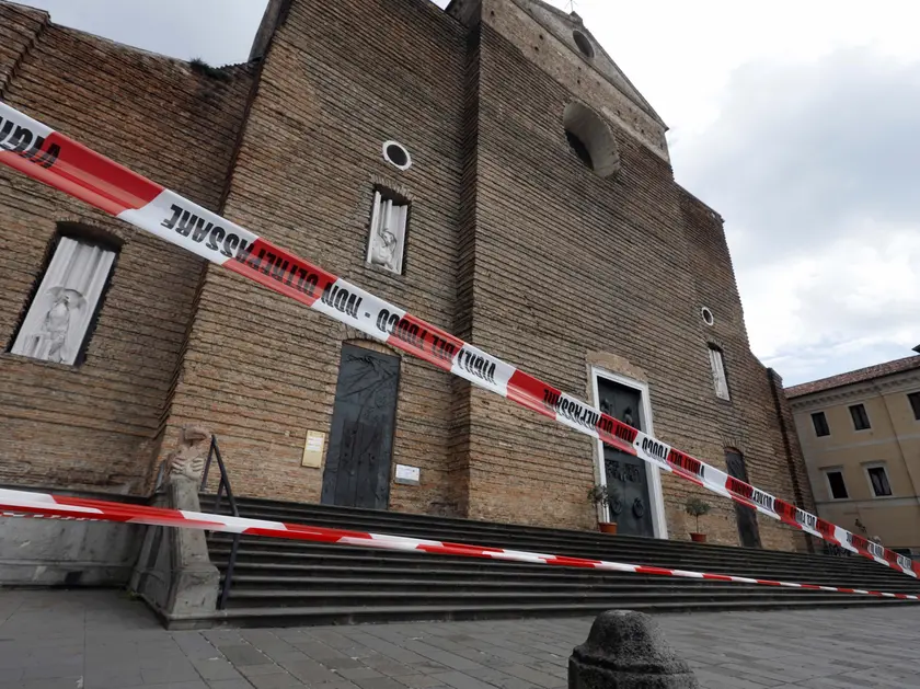La chiesa chiusa dopo i crolli