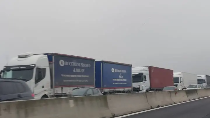 Rallentamenti in A13 per allagamenti