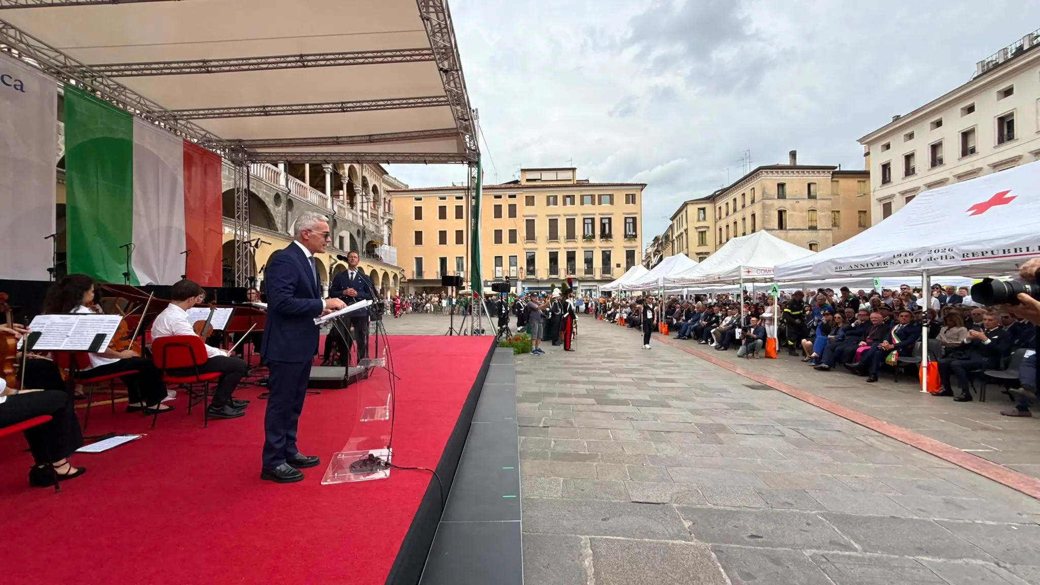 Il prefetto di Padova Giuseppe Forlenza in piazza dei Frutti