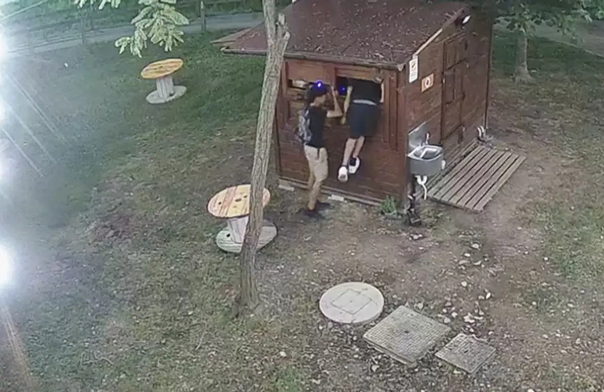 Baby vandali al chiosco, devastato nella notte il capanno sull’Ostiglia