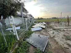 I pannelli fotovoltaici volati in strada a Due Carrare