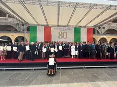 I 57 cittadini benemeriti che hanno ricevuto le Onorificenze dell'Ordine "Al merito della Repubblica Italiana” in piazza dei Frutti, Padova