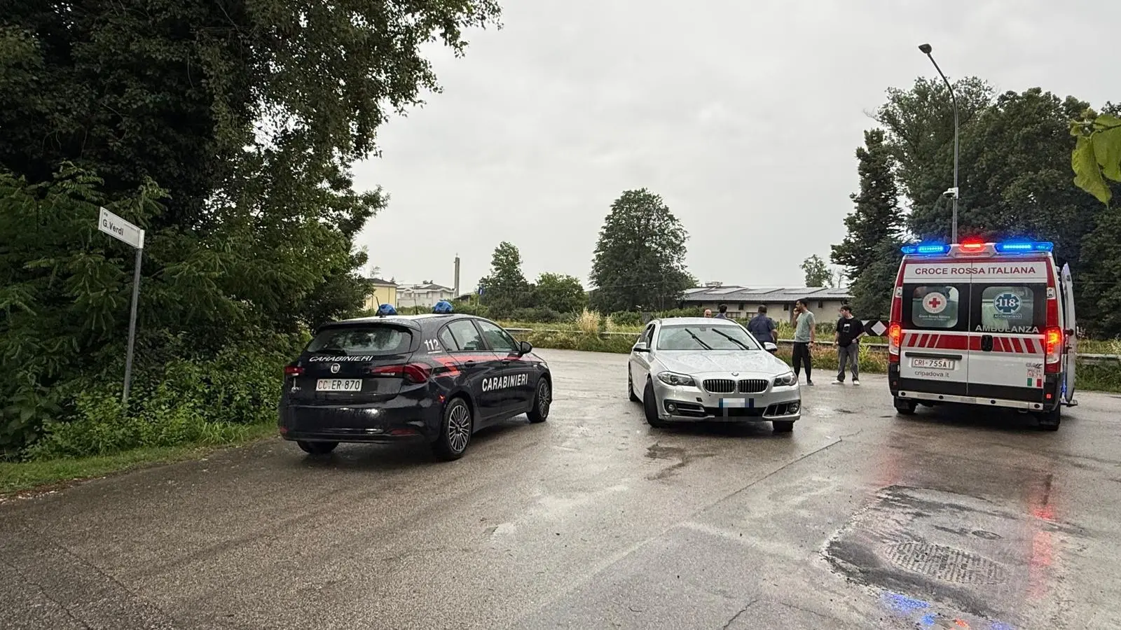 Spari in strada e inseguimento in auto ad alta velocità: un ferito, bloccati i fuggitivi