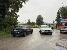 La Bmw 530 dei fuggitivi intercettata e bloccata dai carabinieri (foto Bianchi)