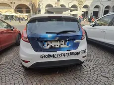 L'auto dell'emittente televisiva che è stata imbrattata